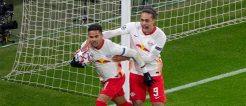 Die Stürmer Kluivert und Poulsen wollen mit Leipzig gegen Dortmund siegen