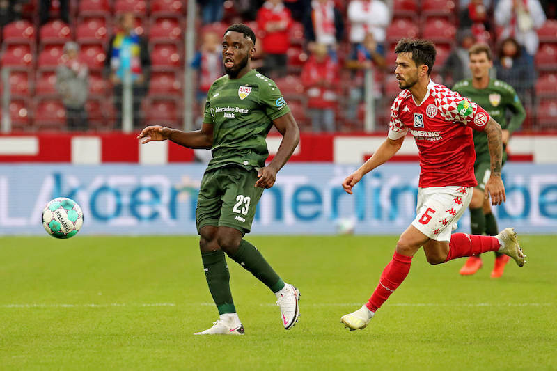 Mainz Kapitän Danny Latza im Kampf um den Ball gegen Stuttgarts Orel Mangala