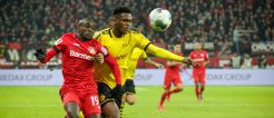 Diaby im Zweikampf mit Zagadou bei Leverkusen gegen Dortmund