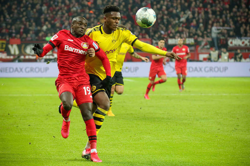 Diaby im Zweikampf mit Zagadou bei Leverkusen gegen Dortmund 