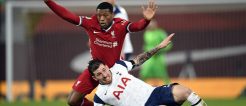 Wijnaldum im Zweikampf mit Hojberg bei Tottenham gegen Liverpool