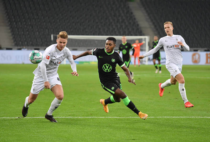 Nico Elvedi duelliert sich mit Ridle Baku bei Wolfsburg gegen Gladbach
