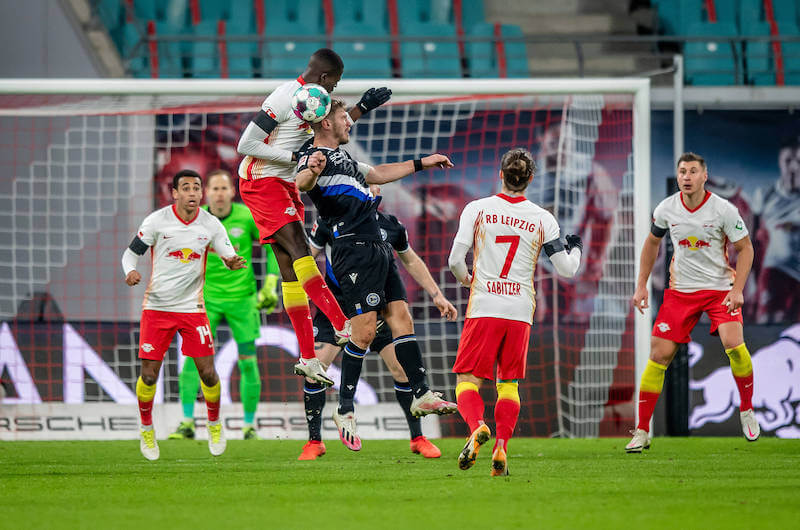 Fabian Klos im Duell mit Mukiele bei Bielefeld gegen Leipzig
