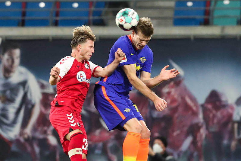 Sorloth im Zweikampf mit Tempelmann bei Freiburg vs. Leipzig