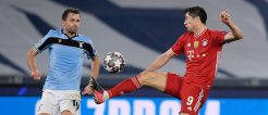 Lazio Kapitän Lulic im Zweikampf mit Bayerns Lewandowski