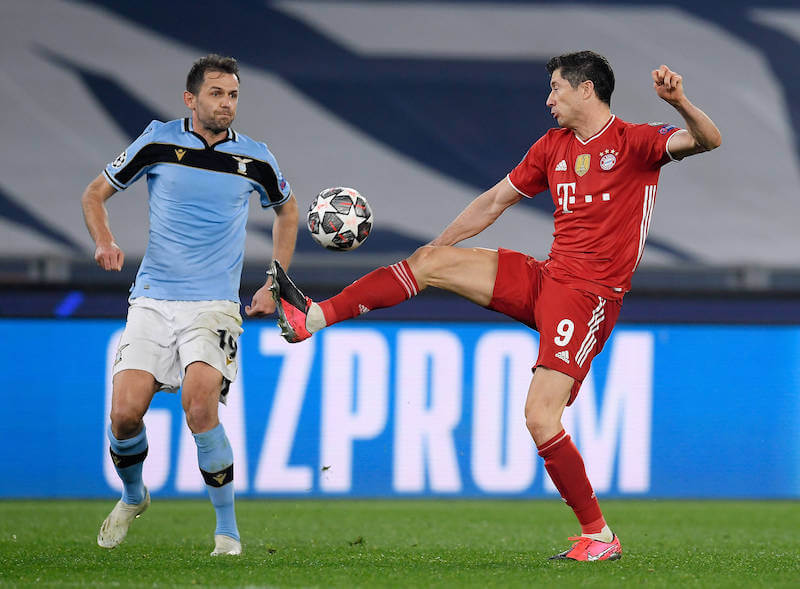 Lazio Kapitän Lulic im Zweikampf mit Bayerns Lewandowski