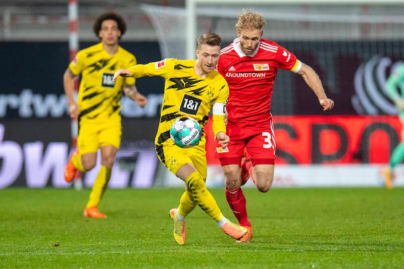 Dortmunds Kapitän Reus im Kampf um den Ball gegen Unions Griesbeck