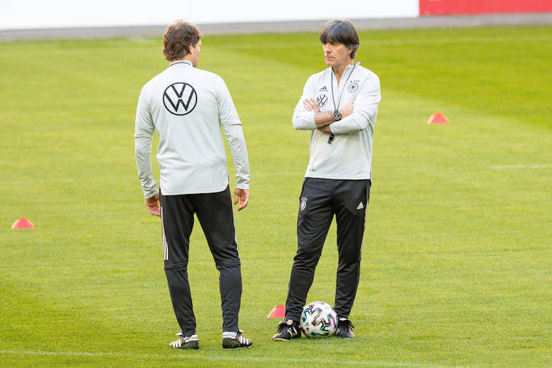 DFB Trainer Löw in Diskussion mit Co-Trainer Sorg vor dem Spiel gegen Lettland