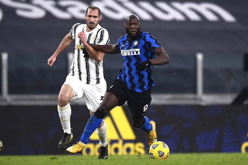 Juventus Abwehrchef Chiellini hat mit Inters Lukaku alle Hände voll zu tun