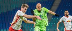 Wolfsburg Abwehrspieler Brooks im Duell mit Leipzigs Sörloth