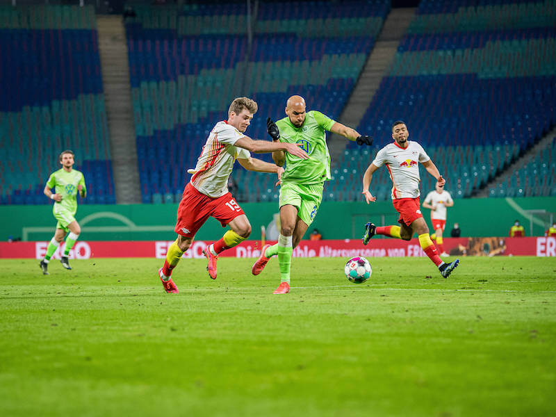 Wolfsburg Abwehrspieler Brooks im Duell mit Leipzigs Sörloth