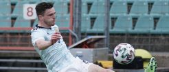 Schottland Kapitän Robertson führt sein Team gegen Tschechien aufs Feld