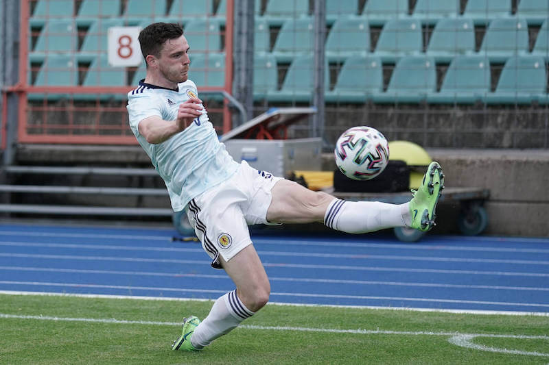 Schottland Kapitän Robertson führt sein Team gegen Tschechien aufs Feld
