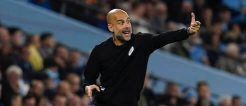 City Coach Guardiola dirigiert sein Team gegen Liverpool