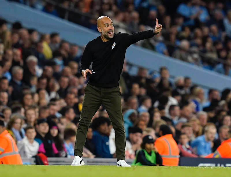 City Coach Guardiola dirigiert sein Team gegen Liverpool