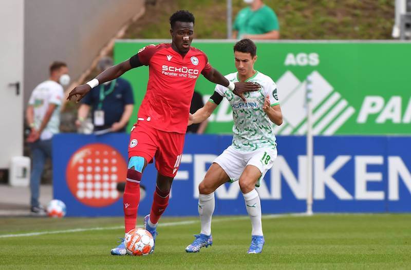 Außenseiter Duell in der Bundesliga zwischen Fürth und Bielefeld