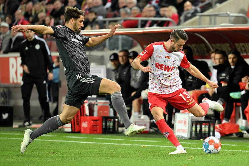 Uth hat den Ball im Blick und das Tor im Visier