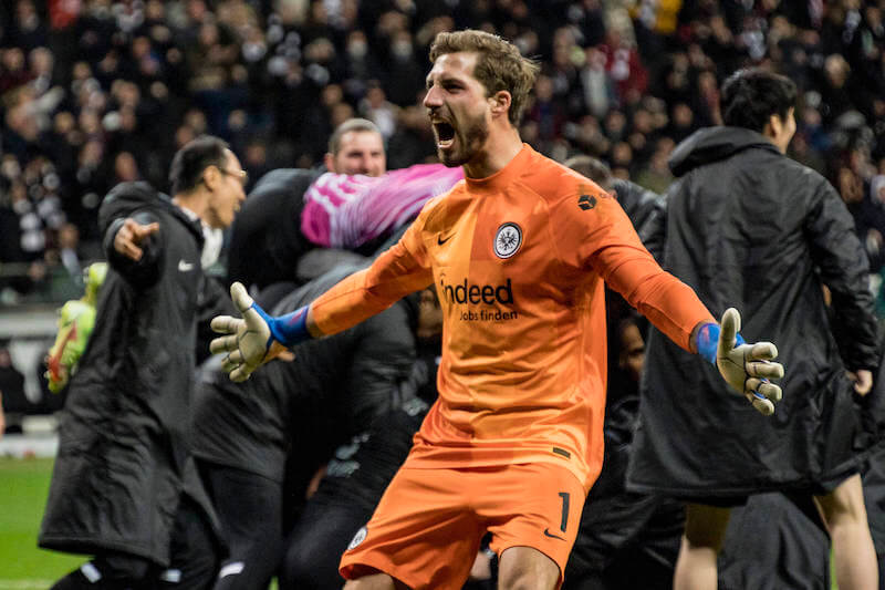 Frankfurt Goalie Trapp muss gegen Barcelona sein Tor sauber halten